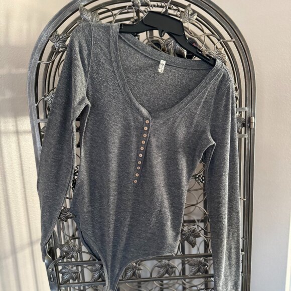Free People Women's Gray Long Sleeve Henley Bodysuit – Size Medium - NWOT's - Picture 1 of 7